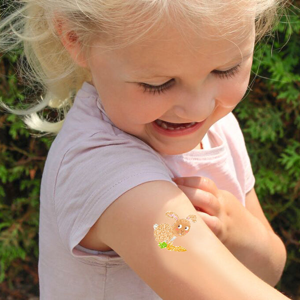 016171-maedchen-mit-Kinder-hasen-Tattoo-auf-dem-Arm-lafueliki