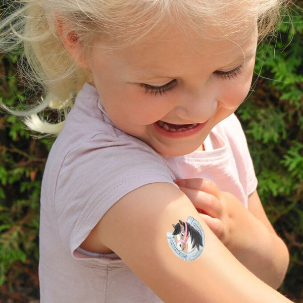 038140-maedchen-mit-Kinder-Tattoo-auf-dem-Arm-lafueliki