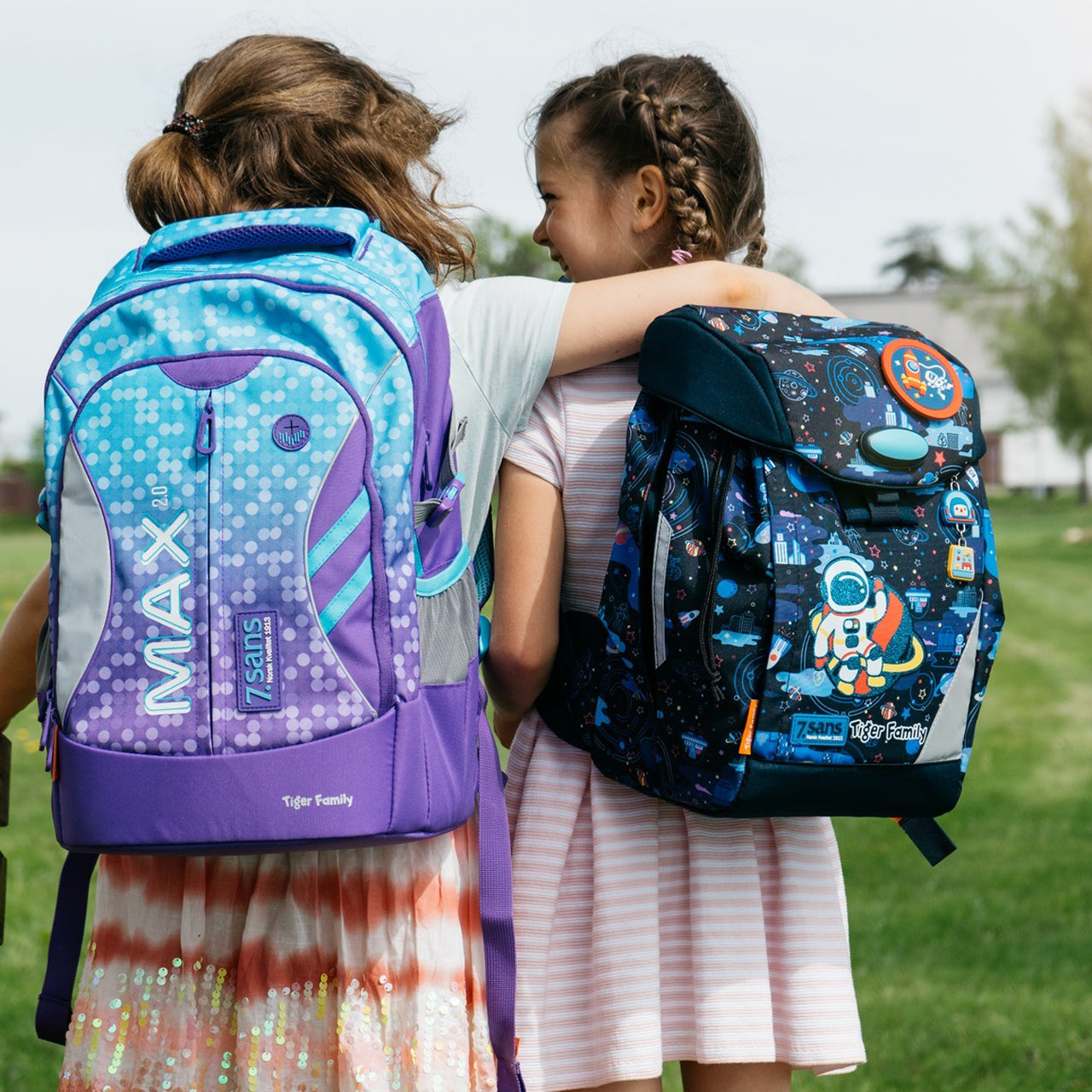 7-sans-Schulranzen-schulrucksack-zwei-maedchen-mit-7Sans-Schulranzen-lafueliki