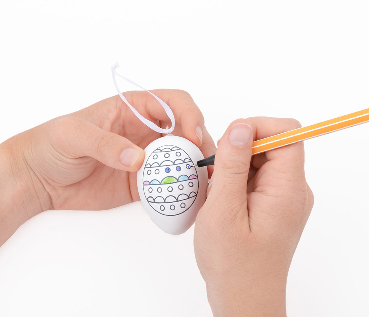 Ausmaleier-6er-Set-Ostereier-beim-bemalen-Trendhaus-953438-lafueliki