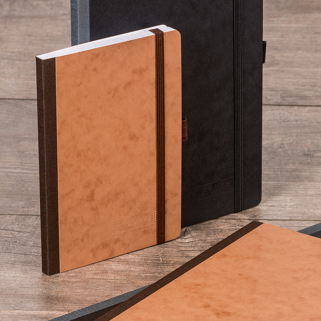 Brunnen-Kladde-FACT-plus-schwarz-Gummizug-ansicht-lafueliki