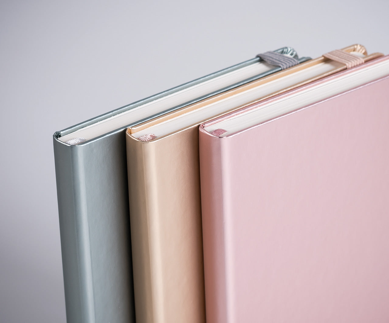 Brunnen-Notizbuch-A6-Kompagnon-Metallic-dotted-ansicht-2-lafueliki