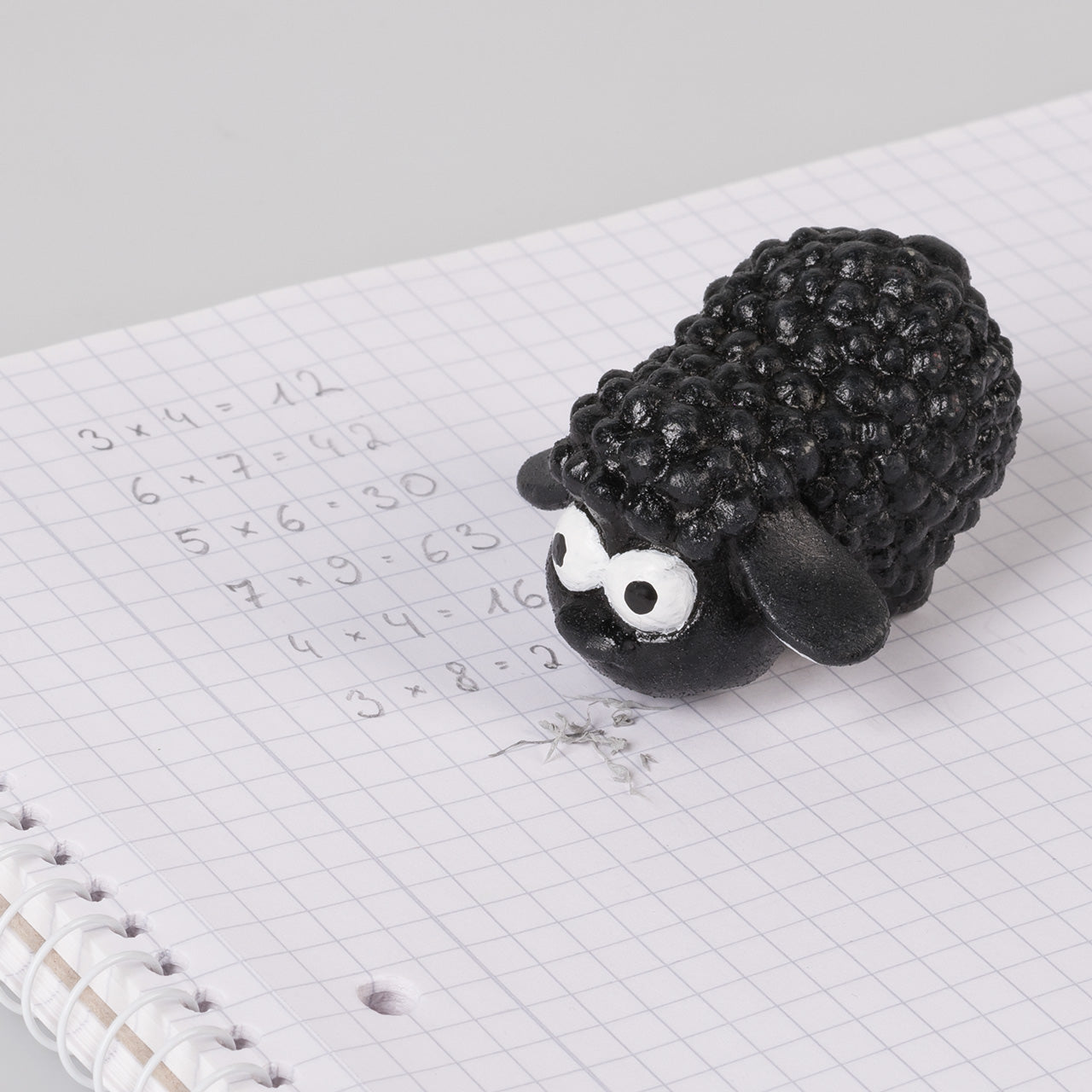 Brunnen-Radiergummi-Schaf-schwarz-weiss-Anwendung-1027419-lafueliki