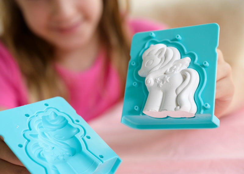 Einhorn-Gips-und-Malset-Mould-Paint-Anwendung-68694-lafueliki