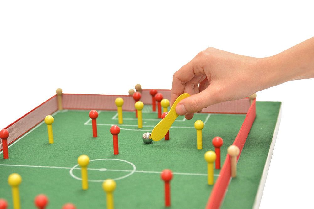 Das ist ein Bild vom der spielweise des Tischspiel FuBi 2.0 das Fußball-Billard 
