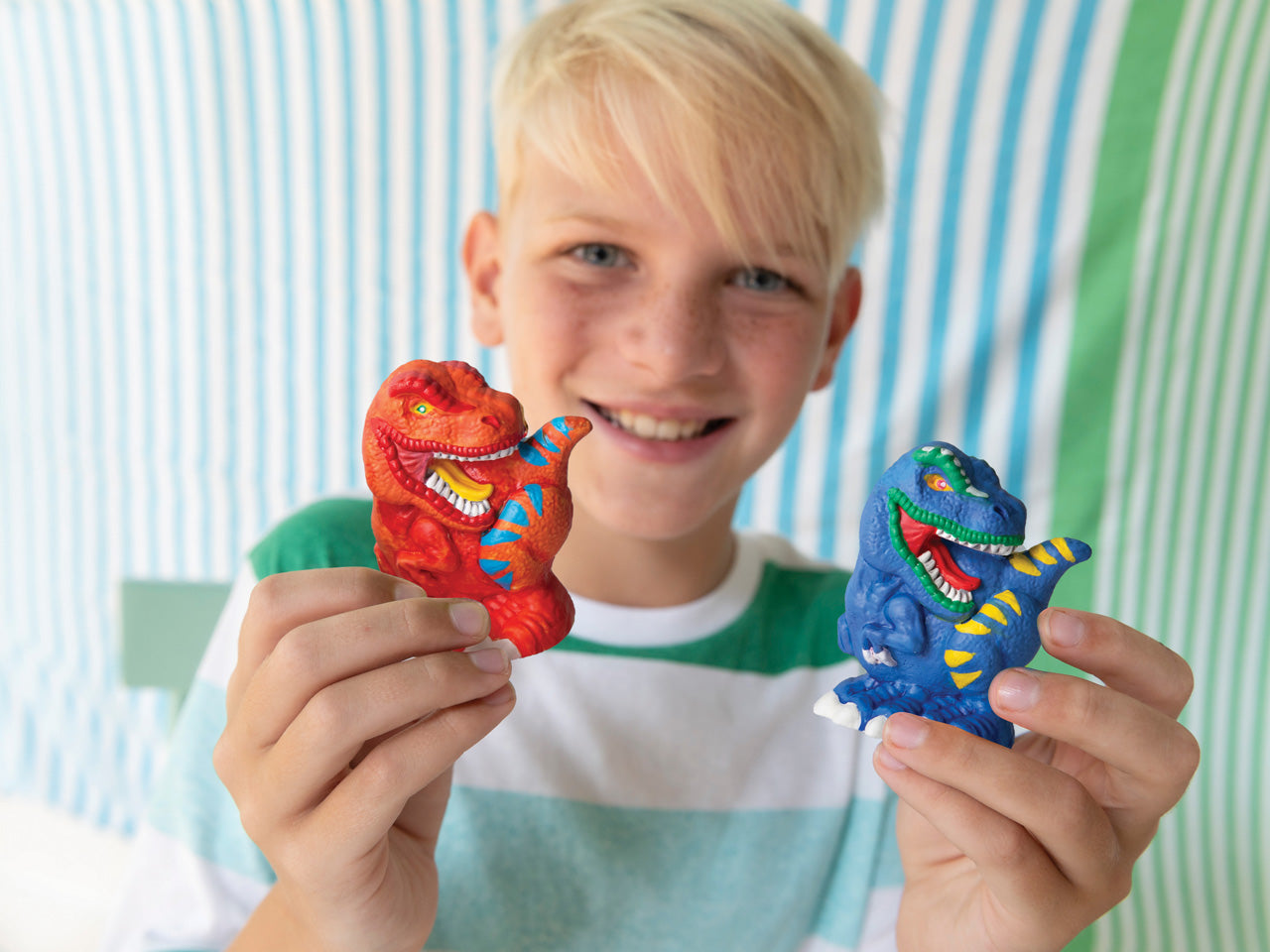 HCM-Junge-mit-Dinosaurier-aus-Gips-bemalt-in-der-hand-68698-lafueliki