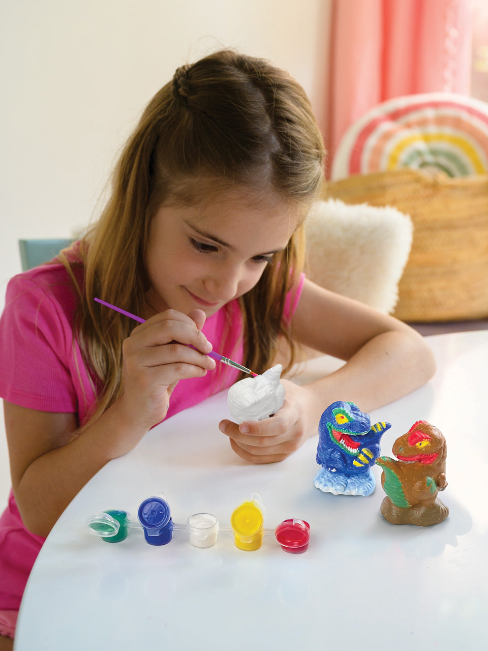 HCM-maedchen-mit-Dinosaurier-aus-Gips-bemalt-in-der-hand-68698-lafueliki