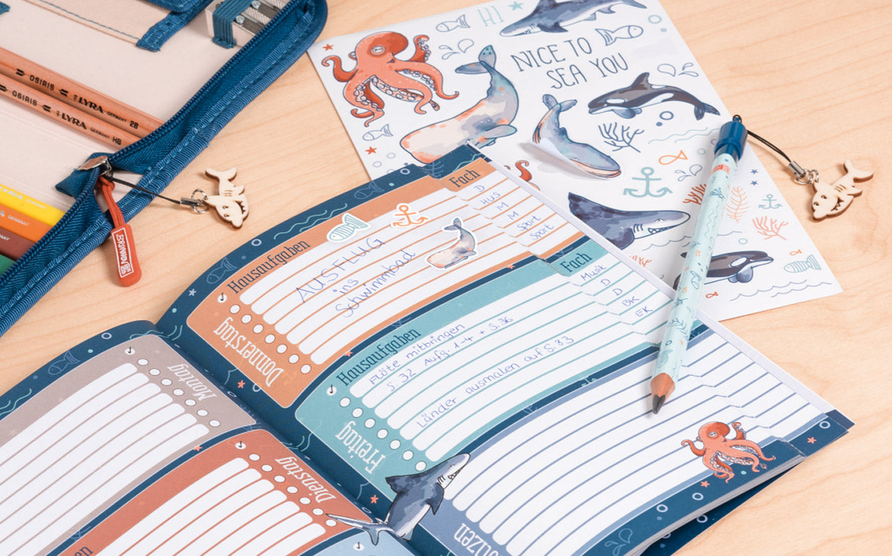 Hausaufgabenheft-brunnen-ocean-happy-dyn-1046807741-lafueliki