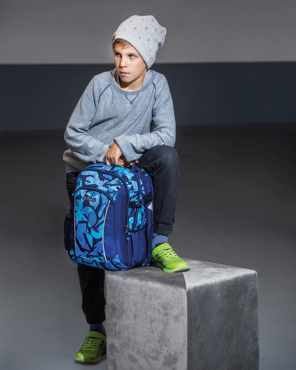 Herlitz-Schulrucksack-Ultimate-CamoBlue-50043057-junge-mit-rucksack-lafueliki