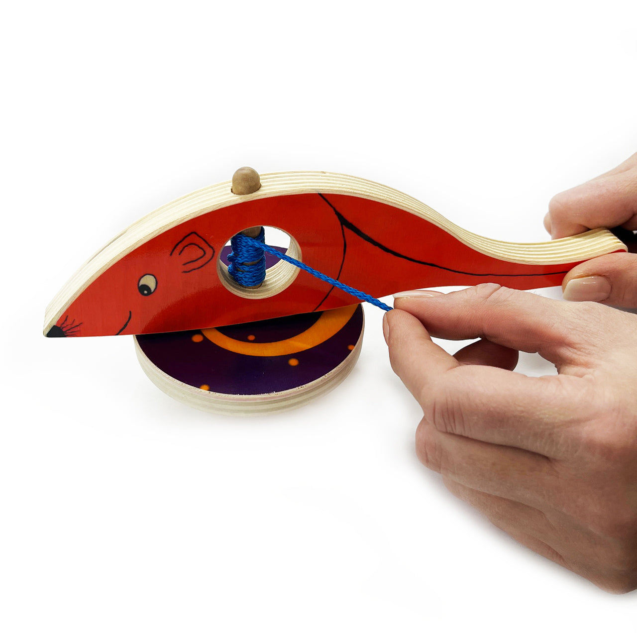 Kinder-Holzkreisel-mit-Schnur-und-Haltegriff-Maus-in-der-Hand-108189-lafueliki