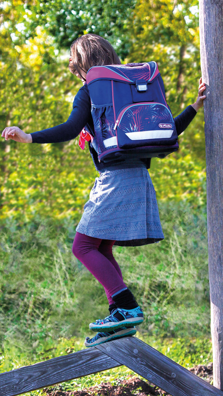 Kinder-mit-Herlitz-ultralight-Schulranzen-auf-dem-Spielplatz-beim-Klettern