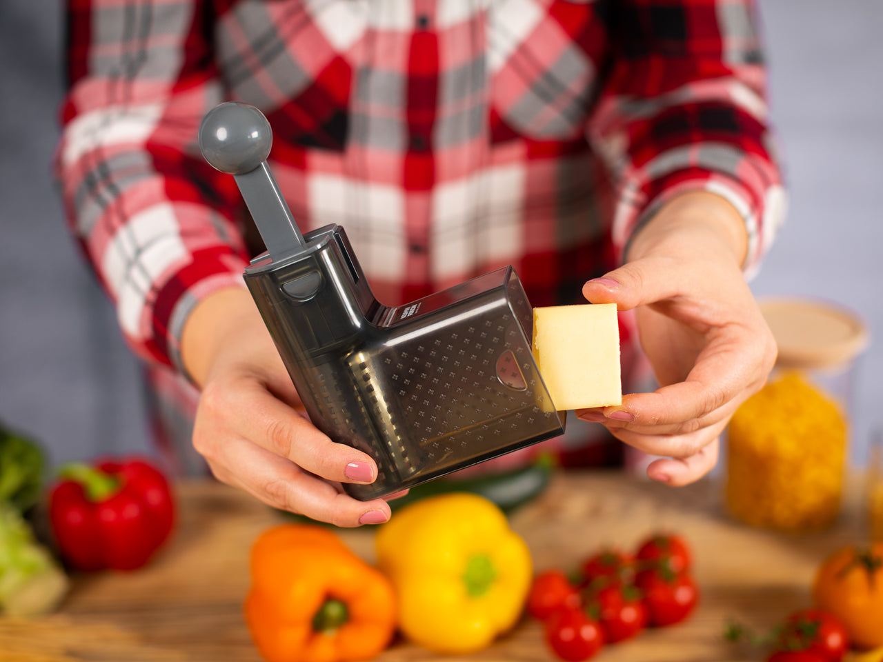 Kuhn-Rikon-Ratschen-Reibe-mit-Hebel-grau-24160-anwendung-befuellen-online-kaufen-lafueliki