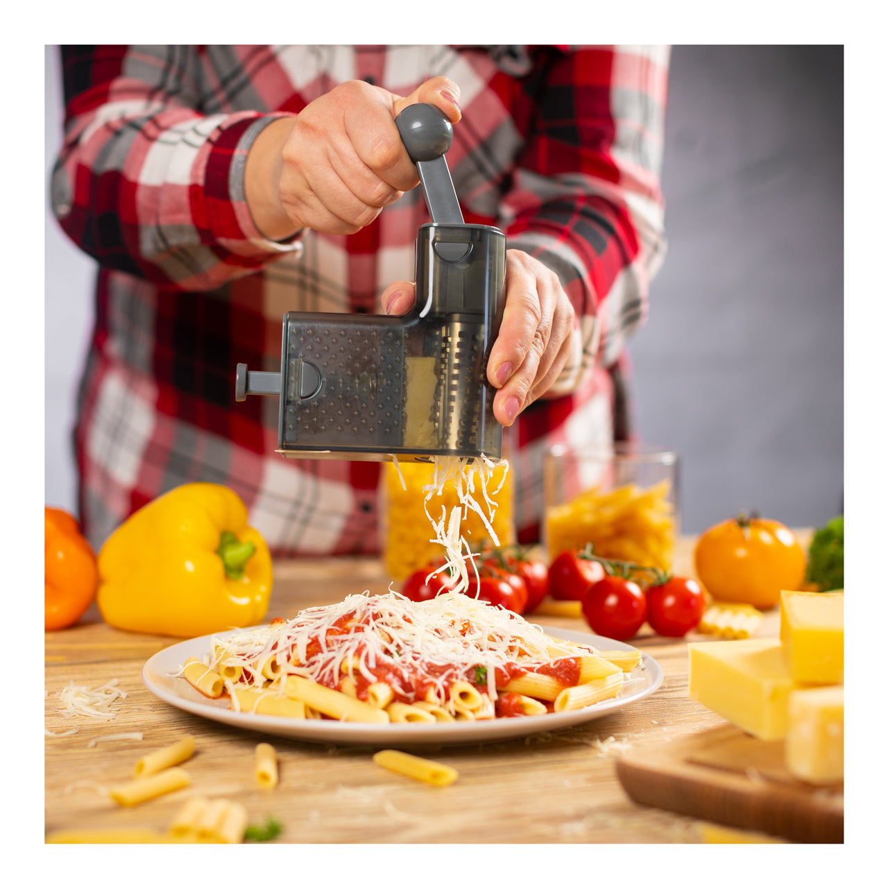 Kuhn-Rikon-Ratschen-Reibe-mit-Hebel-grau-24160-anwendung-hartkaese-online-kaufen-lafueliki