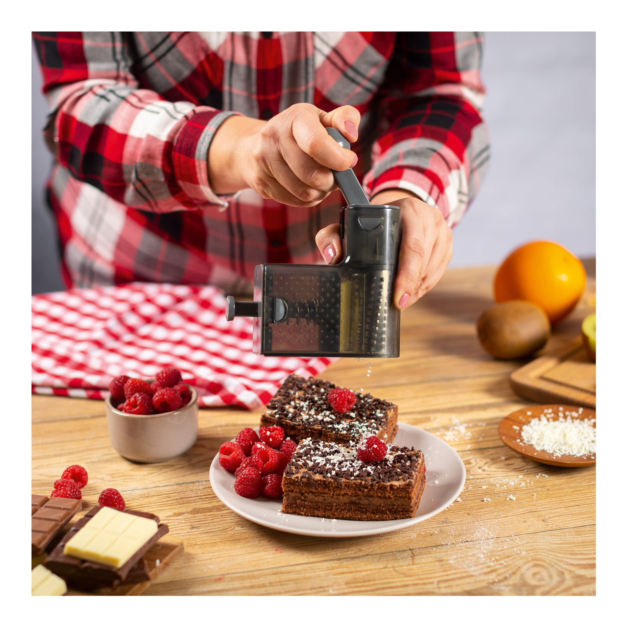 Kuhn-Rikon-Ratschen-Reibe-mit-Hebel-grau-24160-anwendung-schokolade-online-kaufen-lafueliki