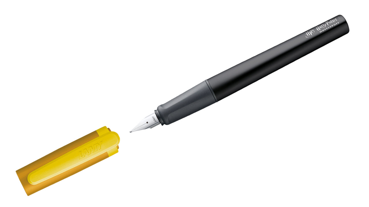 LAMY-Nexx-Anfaengerfueller-Special-Edition-Harry-Potter-Hufflepuff-gelb-mit-kappe-offen-lafueliki