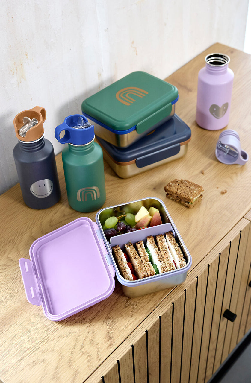 Laessig-Edelstahl-Brotdose-und-trinkflaschen-Little-Gang-Anwendung-lafueliki