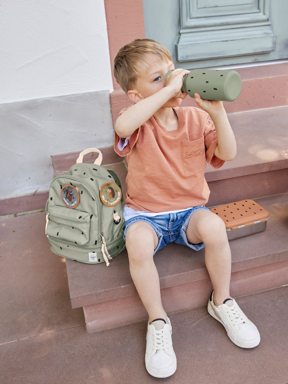 Laessig-Edelstahl-Trinkflasche-Happy-Prints-Oliv-1210026581-Junge-mit-tinkflsche-lafueliki