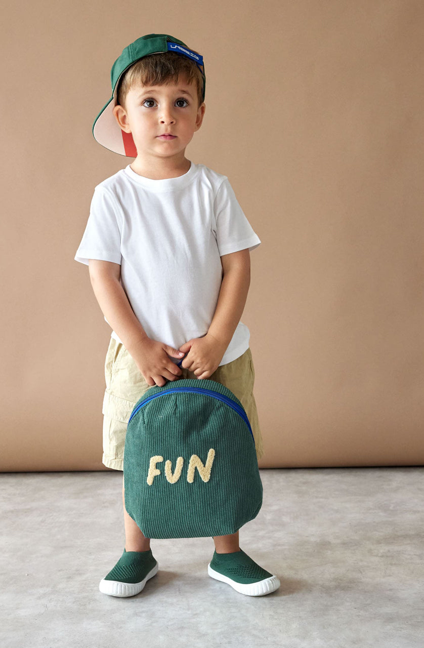 Laessig-Kindergartenrucksack-Tiny-Cord-Little-Gang-Fun-gruen-1203042339-Junge-Kind-mit-Rucksack-lafueliki