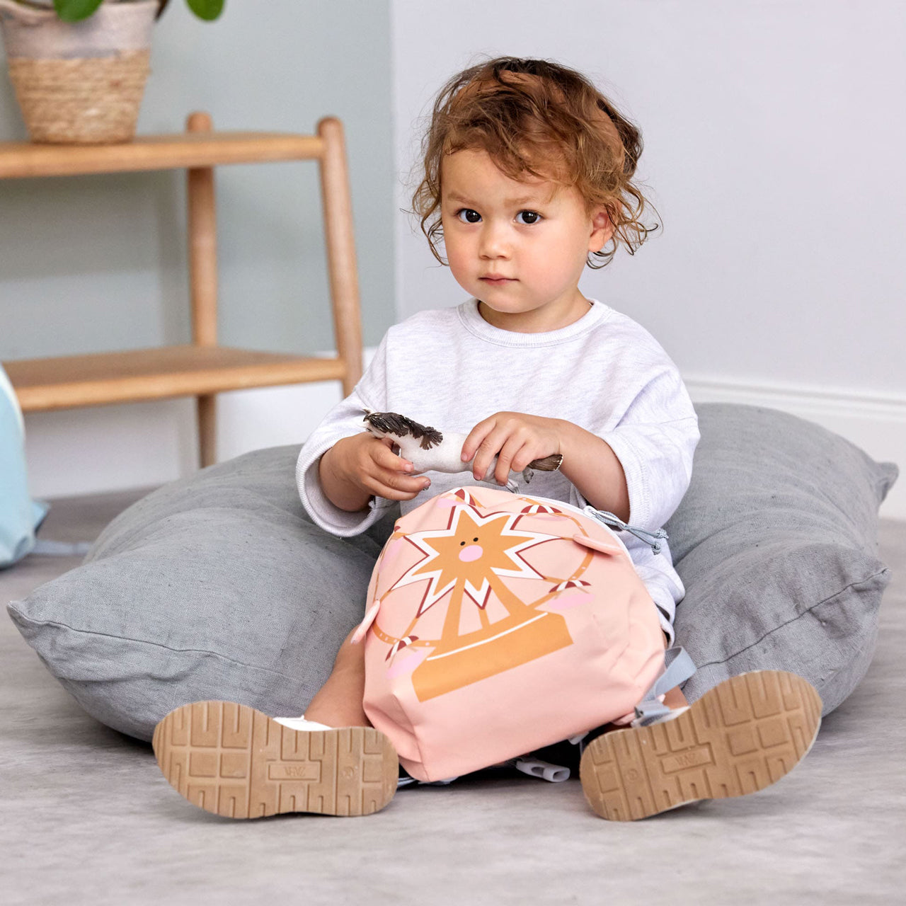 Laessig-Kindergartenrucksack-Tiny-Riesenrad-rosa-1203021645-ansicht-mit-kind-lafueliki