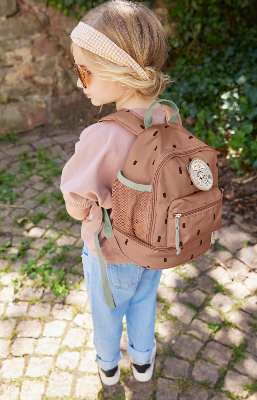 Laessig-Kindergartenrucksack-kiga-kita-rucksack-Happy-Prints-caramel-kind-1203001354-anwendung-lafueliki