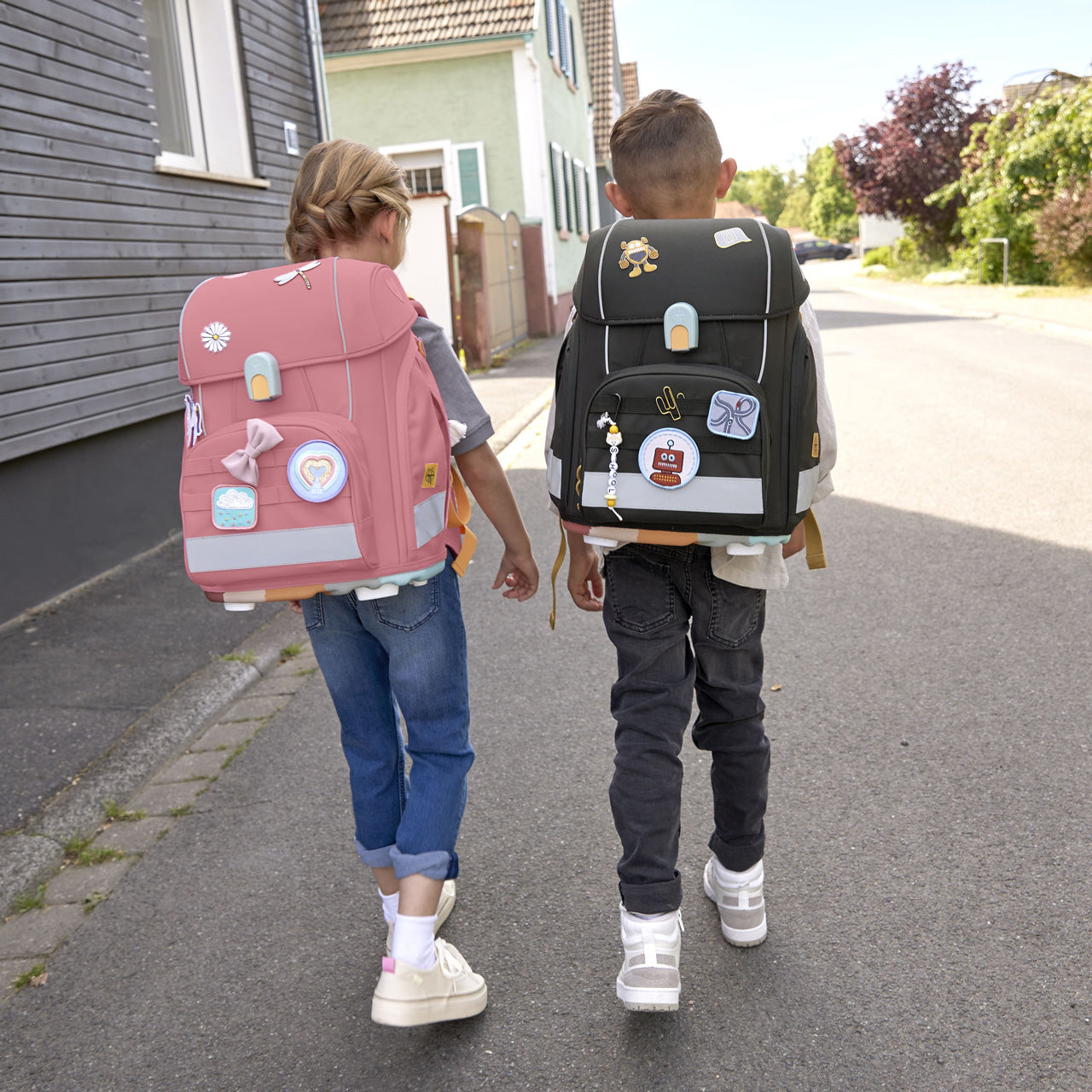 Laessig-Schulranzen-Set-Boxy-Unique-Black-schwarz-7-teilig-auf-dem-Ruecken-Kinder-1205015000-lafueliki