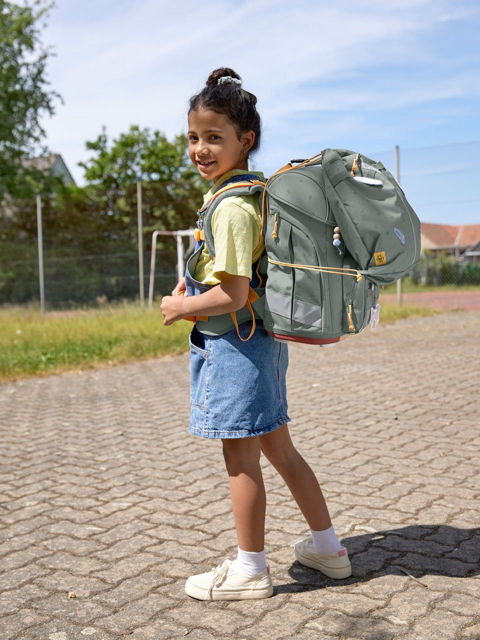 Laessig-Schulranzen-Set-Boxy-Unique-Letters-Green-7-teilig-auf-dem-Ruecken-1205015168-lafueliki
