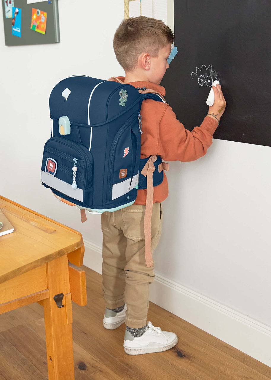 Laessig-Schulranzen-Set-Boxy-Unique-Navy-blue-blau-7-teilig-auf-dem-ruecken-Junge-1205015583-lafueliki