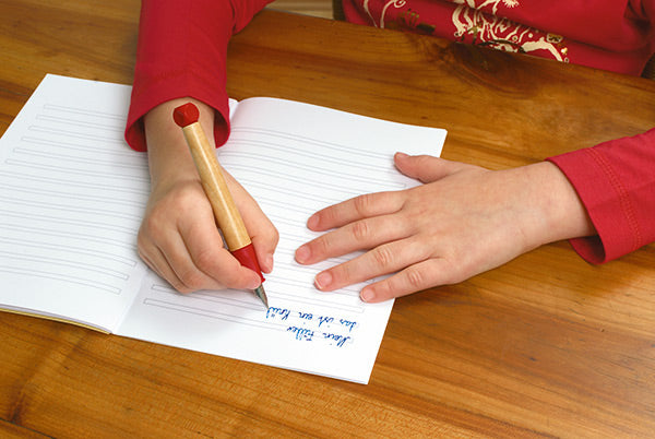 Lamy-abc-Anfaengerfueller-Rechtshaender-schreiben