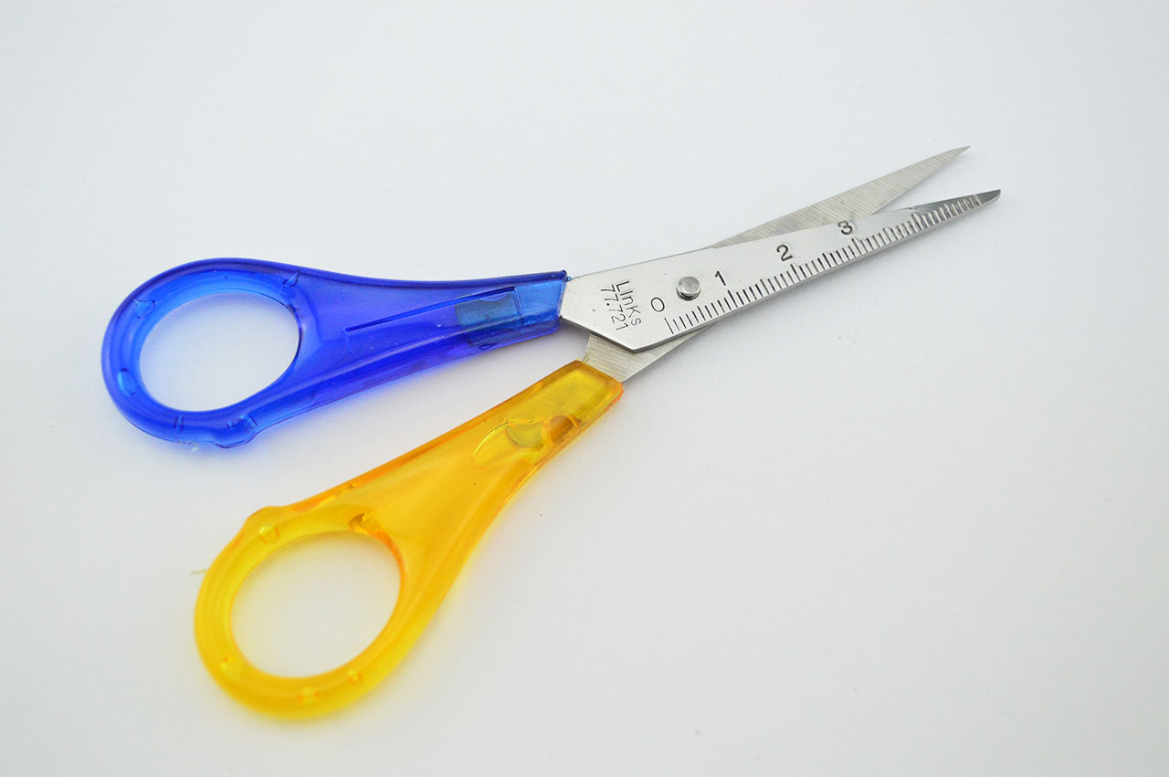 Linkshaender-Bastelschere-halbspitz-blau-gelb-1