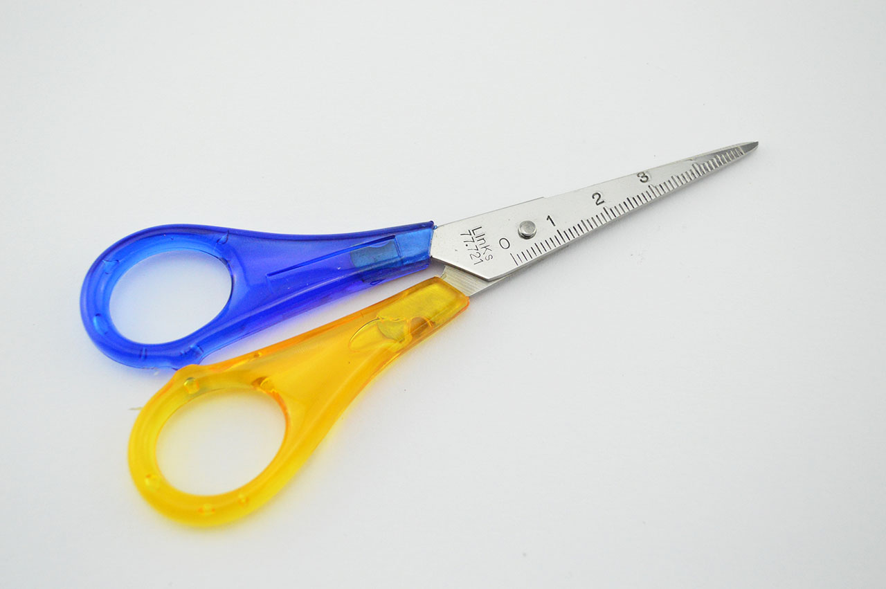 Linkshaender-Bastelschere-halbspitz-blau-gelb