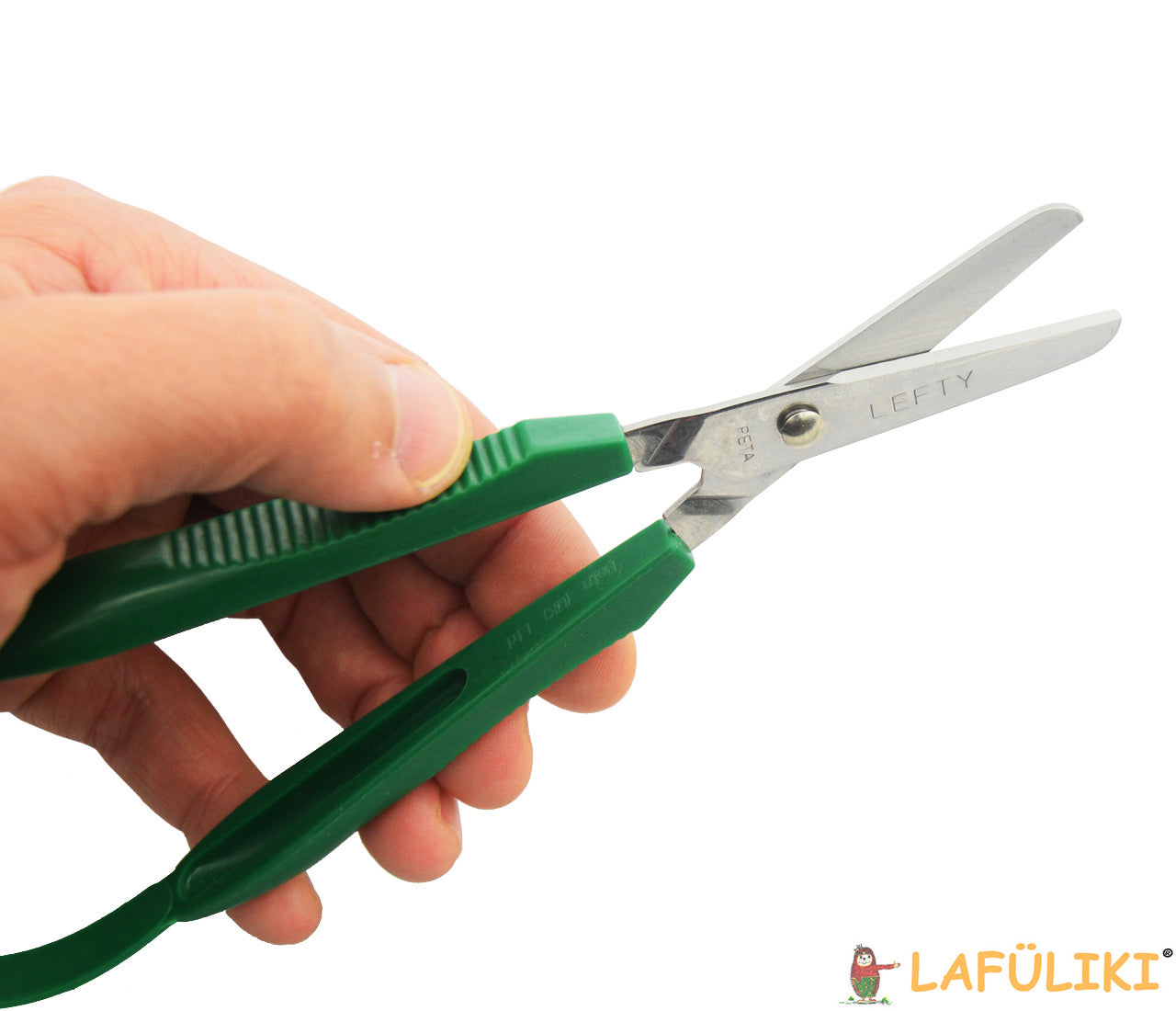 Linkshaender-Buegelschere-PETA-abgerundet-in-der-hand-beim-schneiden-lafueliki