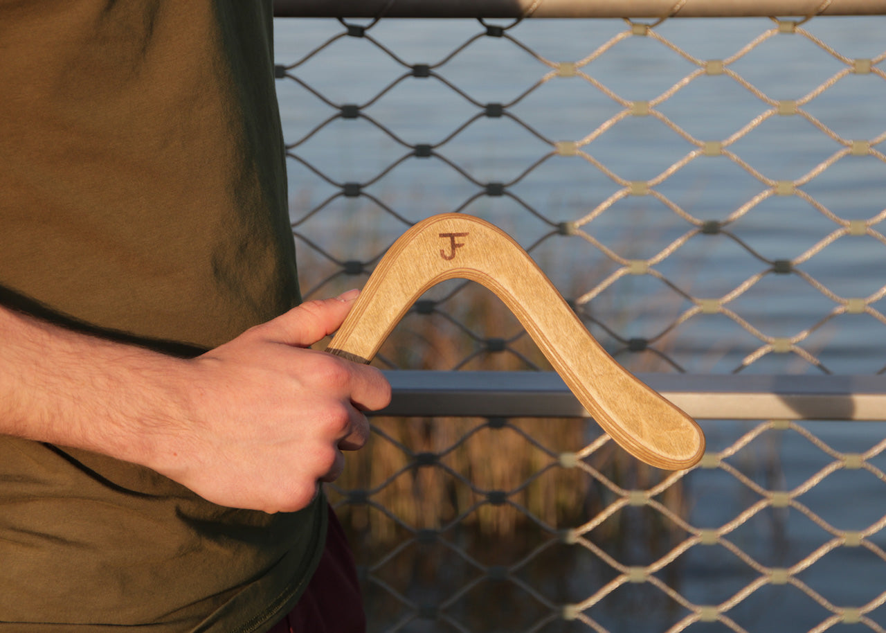 Linkshaender-Bumerang-Modell-London-von-JF_-Bumerang-in-der-hand-lafueliki