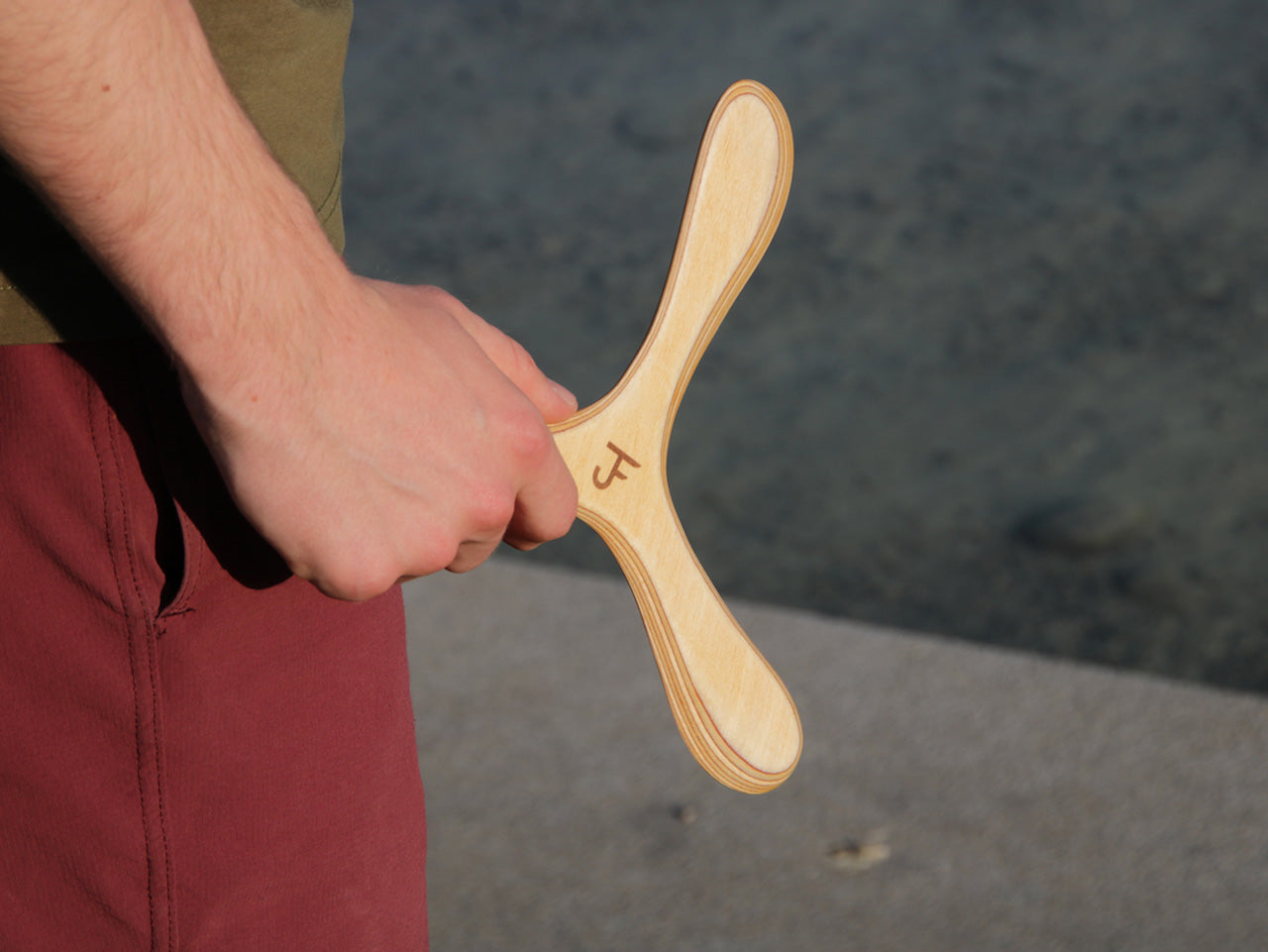 Linkshaender-Bumerang-Modell-Muenchen-von-JF_-Bumerang-in-der-hand-lafueliki