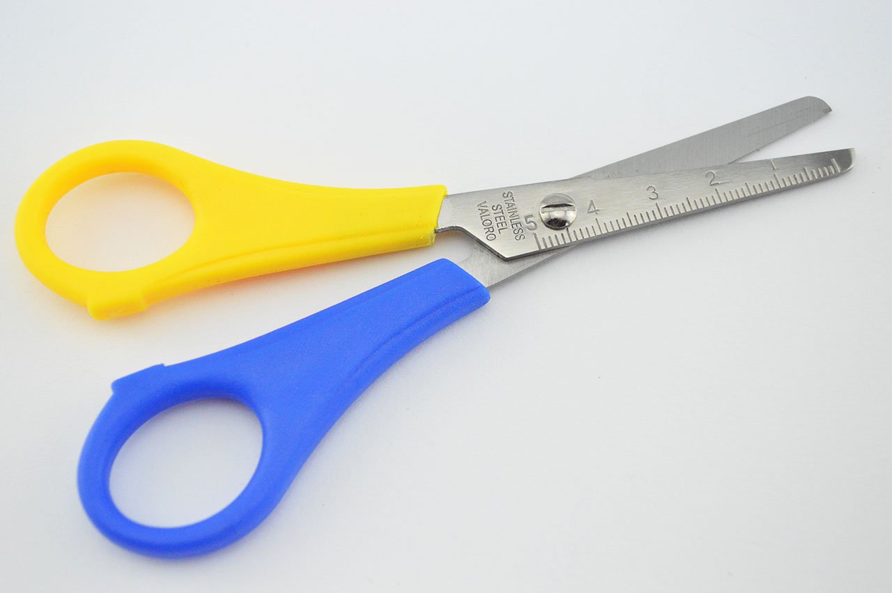 Linkshaenderschere-abgerundet-Bastelschere-schulschere-grundschulschere-anfaenger-blau-gelb-1