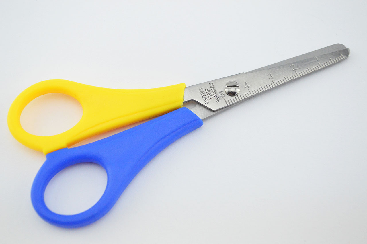 Linkshaenderschere-abgerundet-Bastelschere-schulschere-grundschulschere-anfaenger-blau-gelb