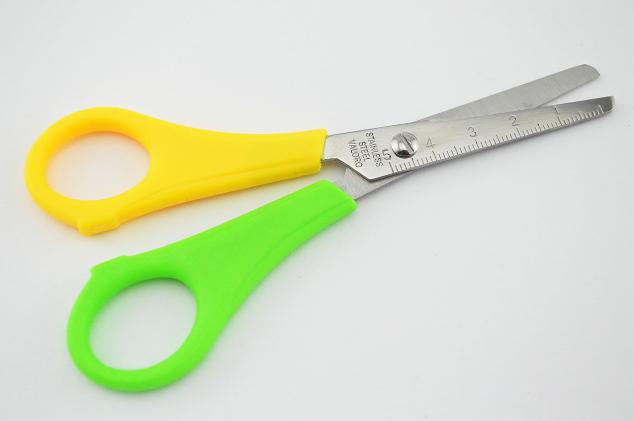 Linkshaenderschere-abgerundet-Bastelschere-schulschere-grundschulschere-anfaenger-gelb-gr-n-1