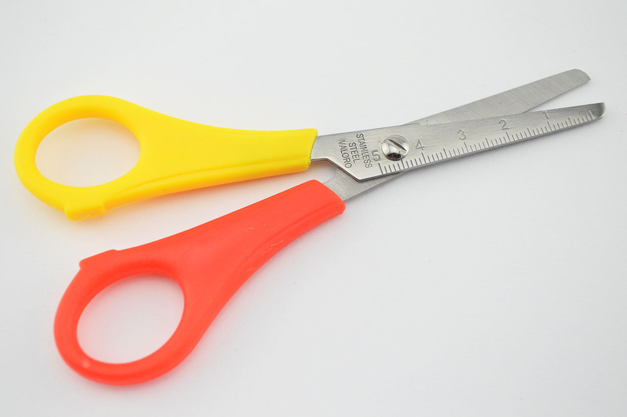 Linkshaenderschere-abgerundet-Bastelschere-schulschere-grundschulschere-anfaenger-rot-gelb-1