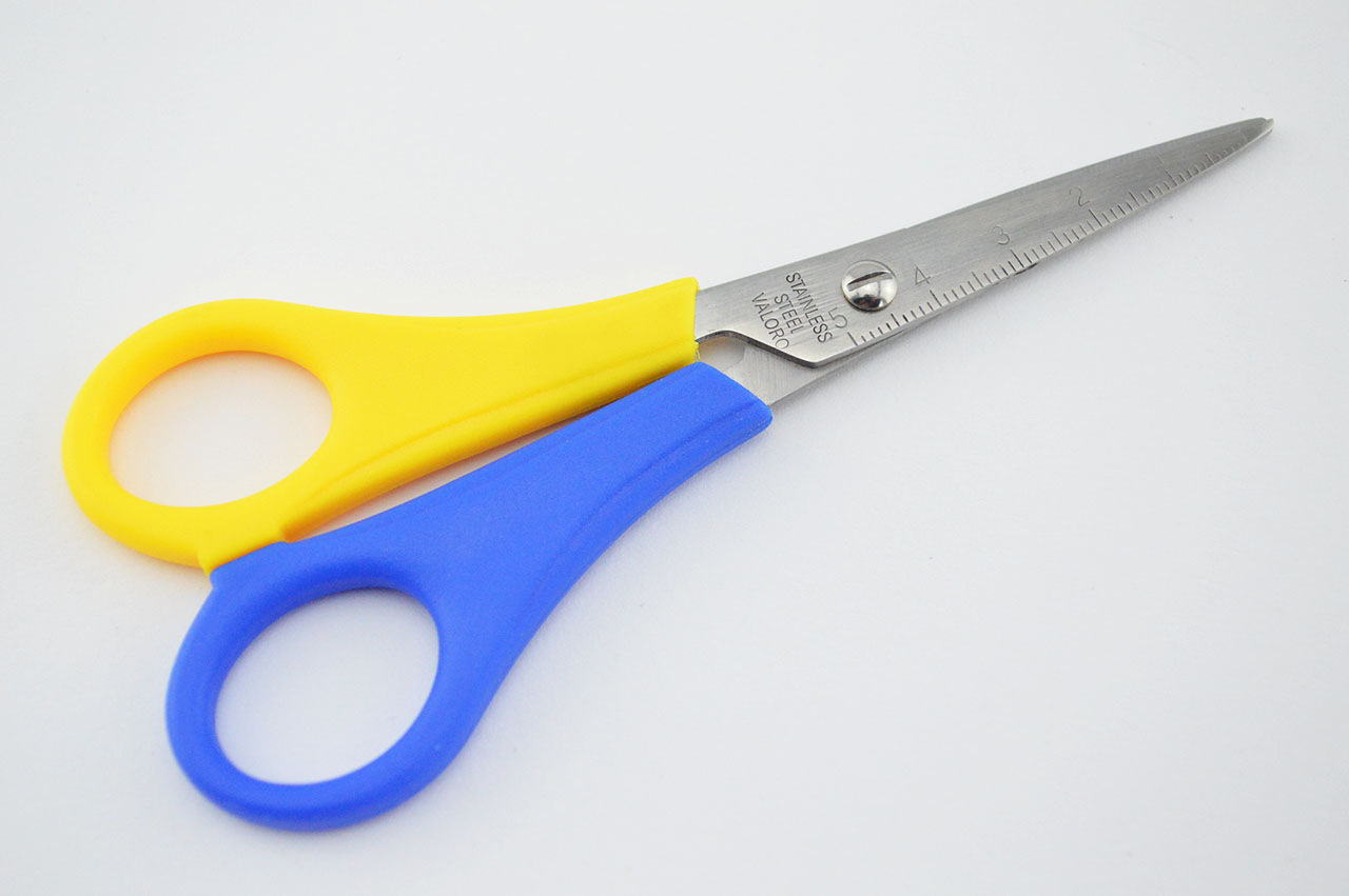Linkshaenderschere-spitz-Bastelschere-schulschere-grundschulschere-anfaenger-blau-gelb