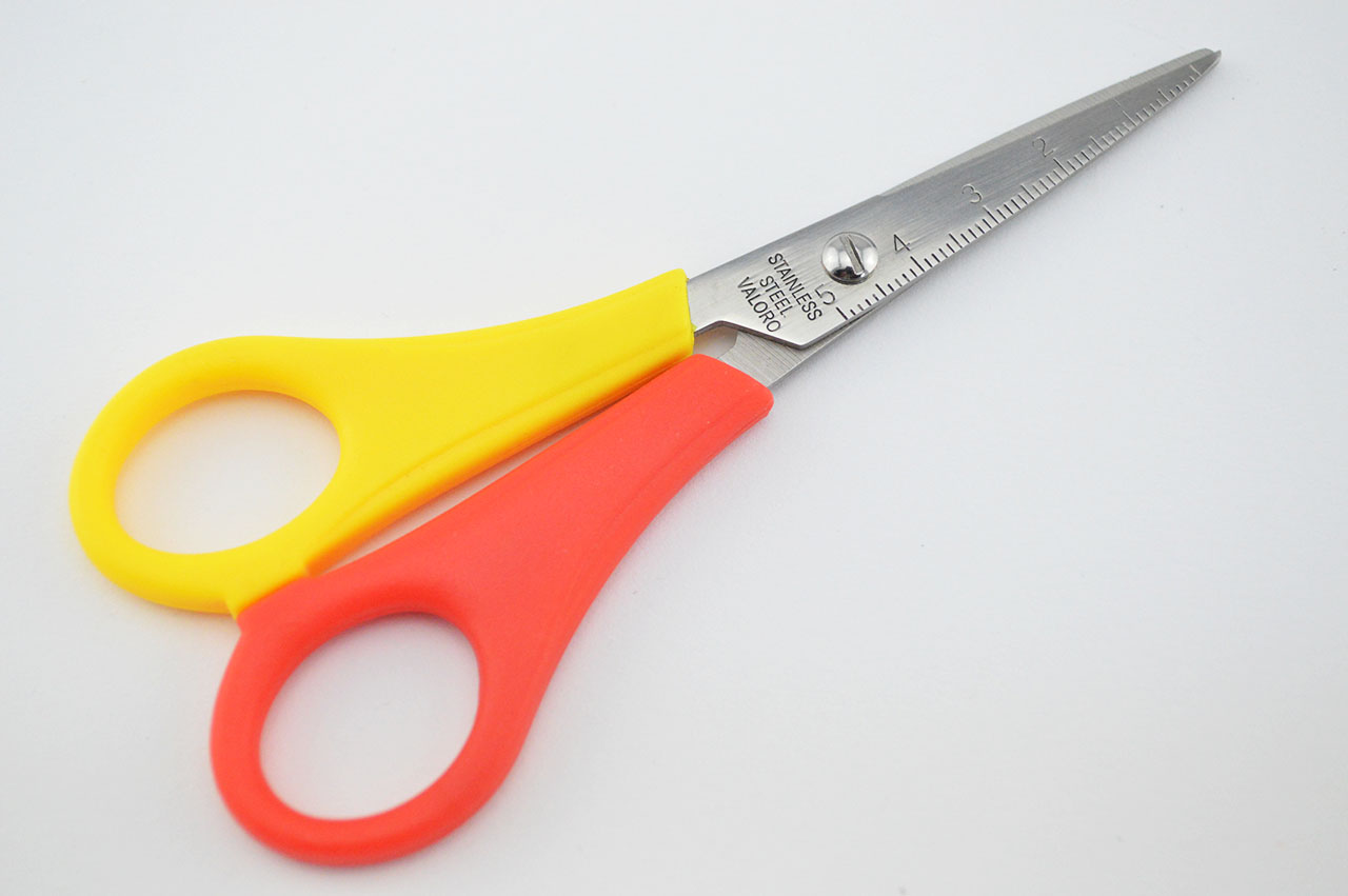 Linkshaenderschere-spitz-Bastelschere-schulschere-grundschulschere-anfaenger-gelb-rot