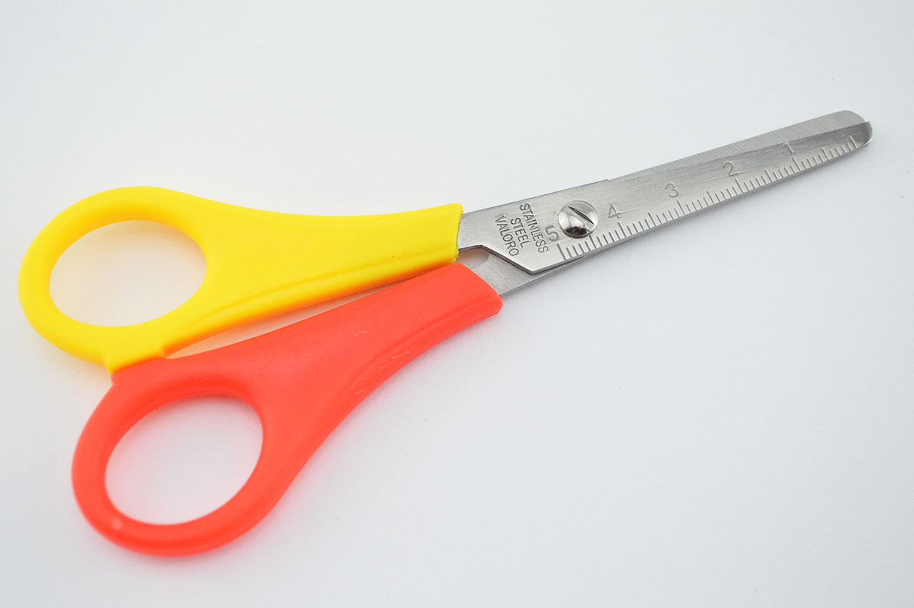 Linkshanderschere-abgerundet-Bastelschere-schulschere-grundschulschere-anfaenger-rot-gelb