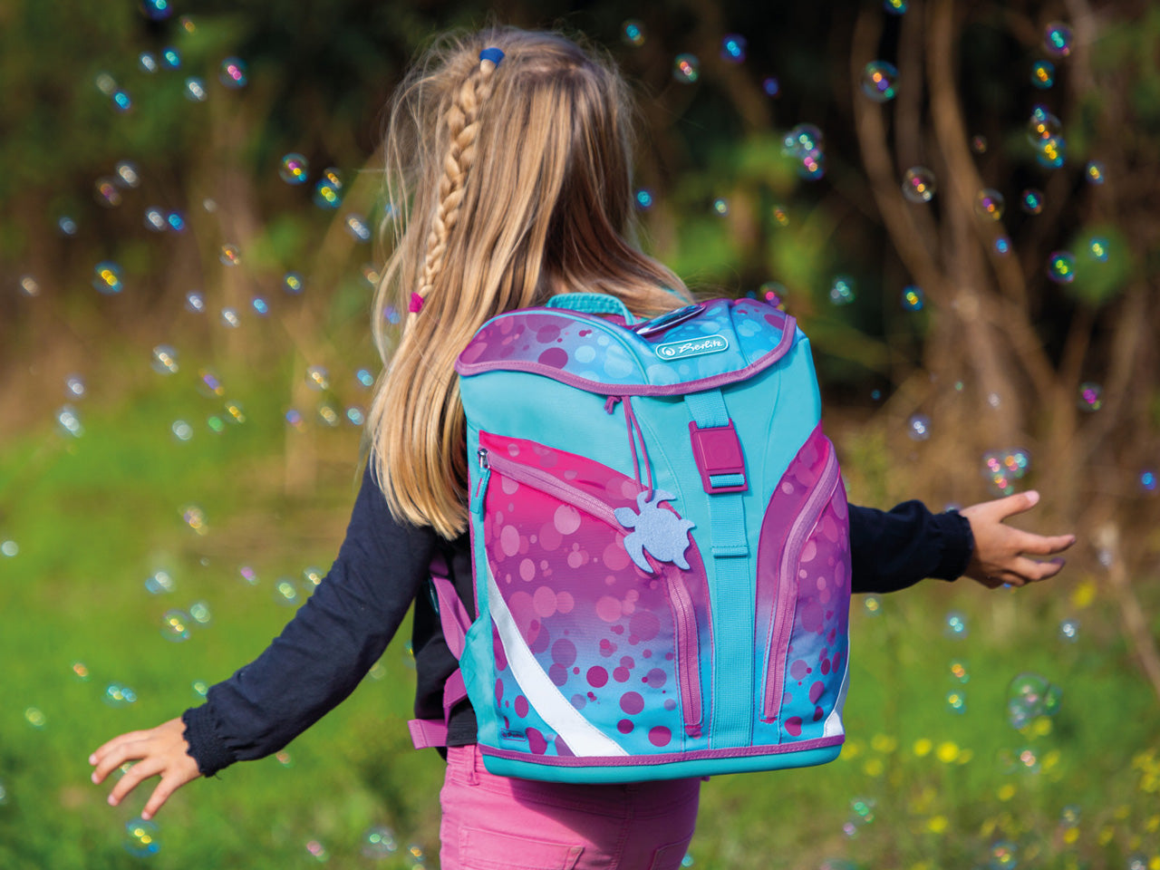 Maedchen-mit-Herlitz-Schulranzen-Set-SoftLight-Plus-pink-bubbles-400811344539-auf-dem-Ruecken