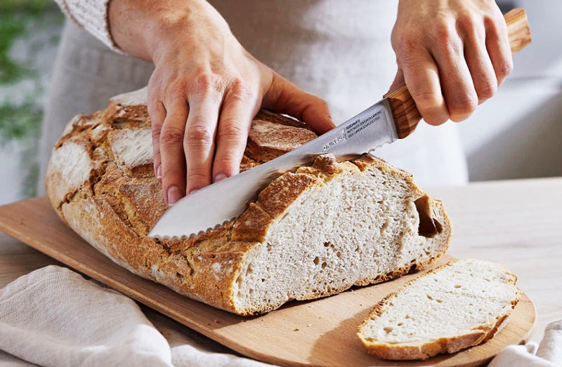 Opinel-Linkshaender-Brotmesser-PARALLELE-No-116-holz-griff-olivenholz-3123840024955-Anwendung-brot-schneiden-lafueliki