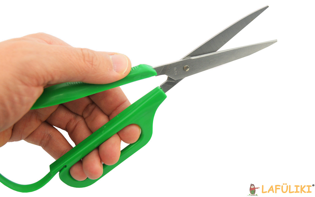 PETA-Linkshaender-Langaugen-Buegelschere-spitz-in-der-Hand-beim-schneiden