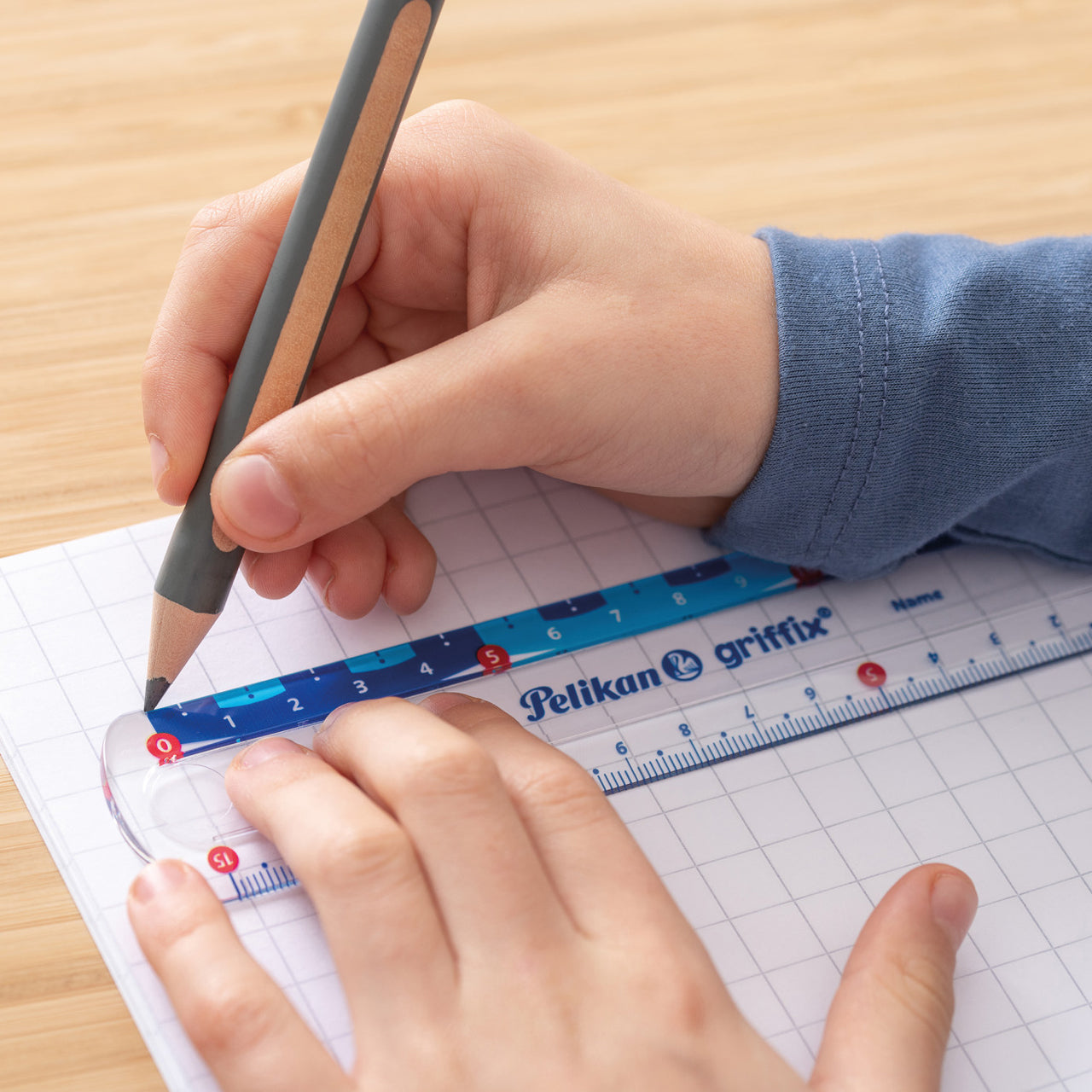 Pelikan-Griffix-Lineal-15cm-Rechtshaender-822275-anwendung-mit-bleistift-in-der-Hand-lafueliki