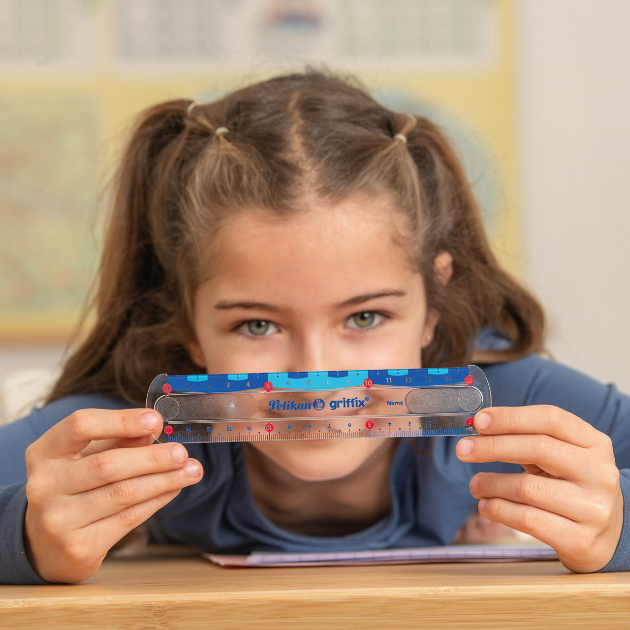 Pelikan-Griffix-Lineal-15cm-Rechtshaender-822275-maedchen-mit-lineal-in-der-Hand-lafueliki