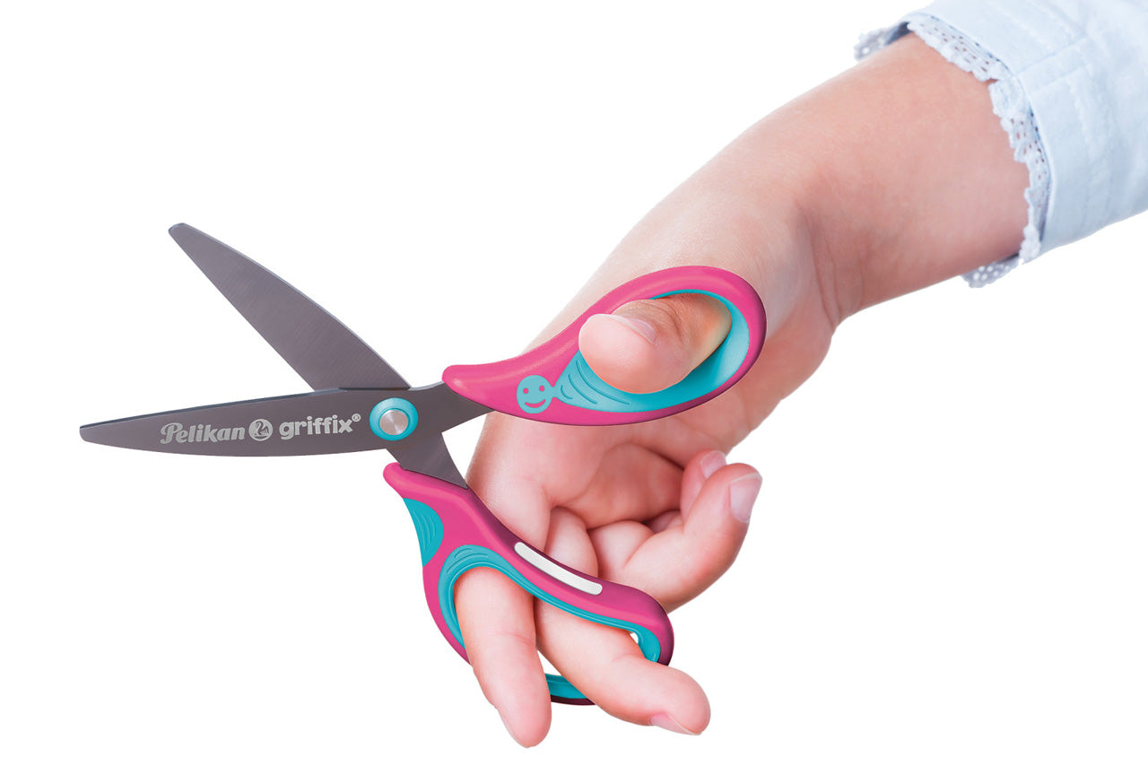 Pelikan-Griffix-Schulschere-fuer-Rechtshaender-rund-Lovely-pink-Schere-offen-in-der-Hand-819114-lafueliki