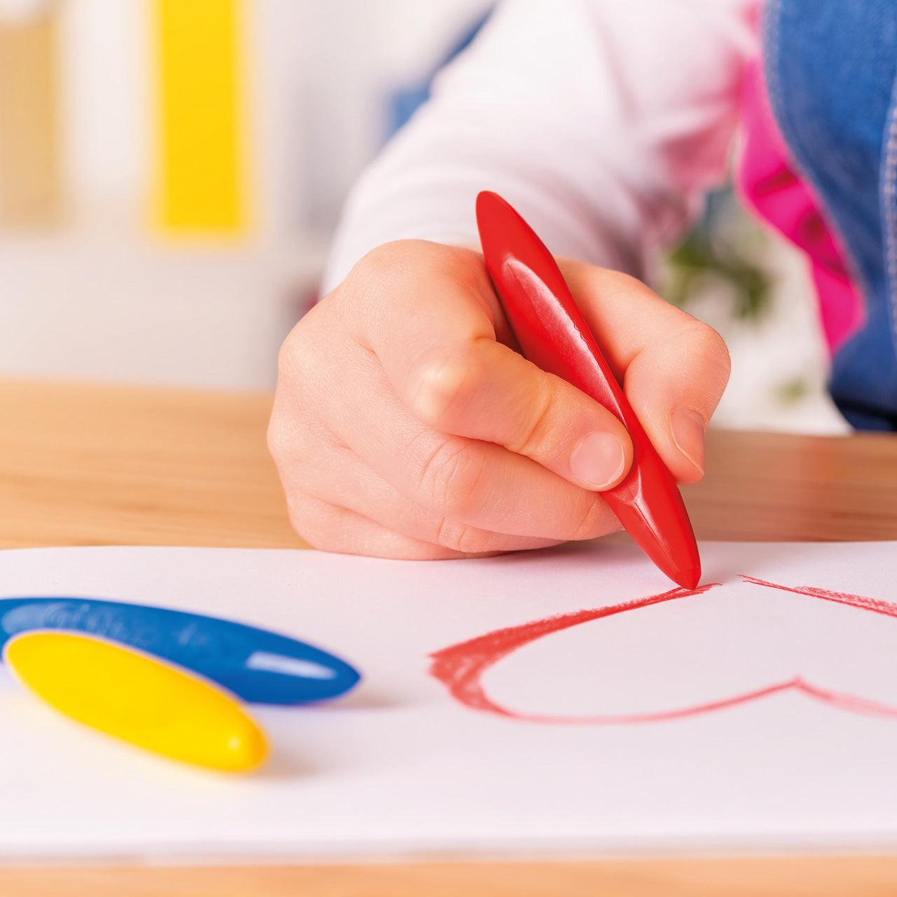 Pelikan-Griffix-Wachsmalstifte-700832-in-der-hand-beim-malen-lafueliki