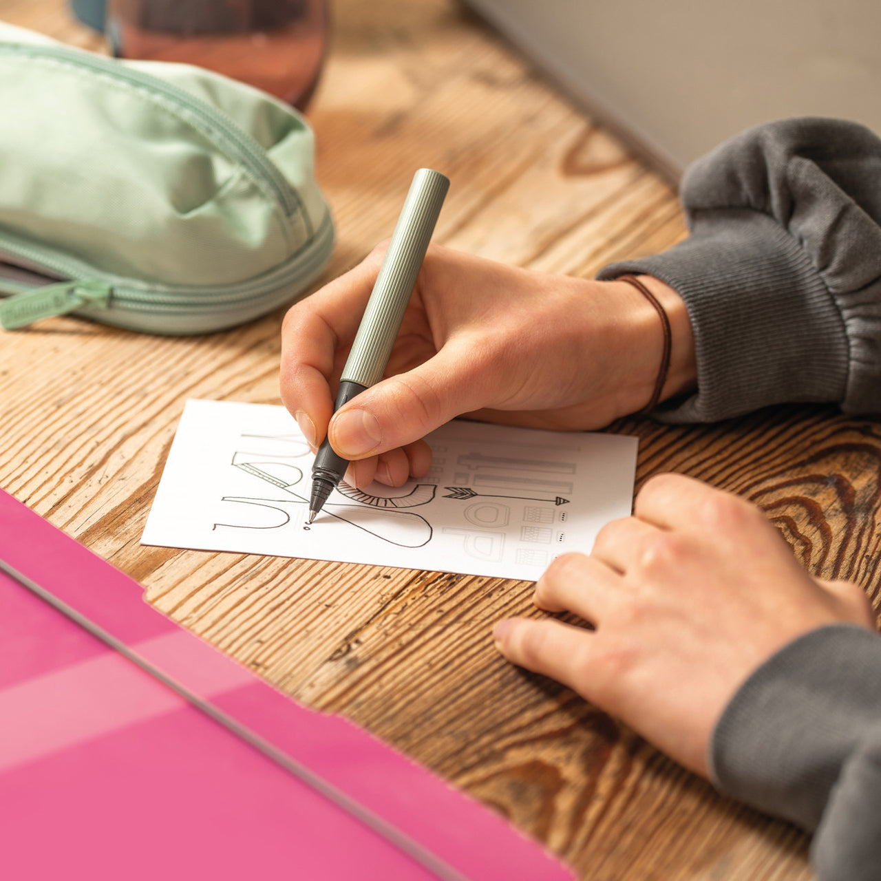 Pelikan-Tintenroller-Pina-Colada-edition-schreibende-Haende-lafueliki