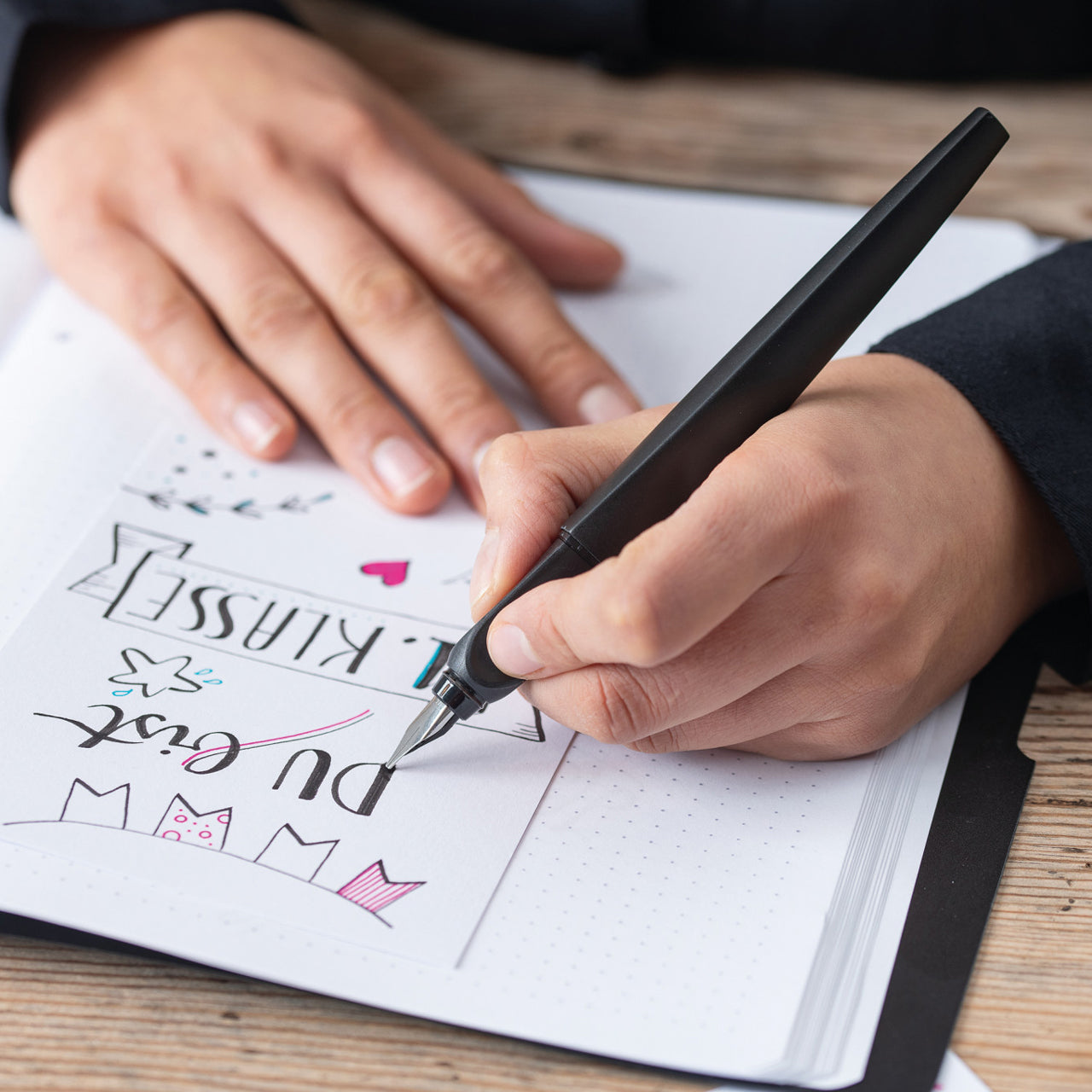 Pelikan-Twist-Calligraphy-Fueller-schwarz-Schoenschreibfueller-anwendung-825818-lafueliki