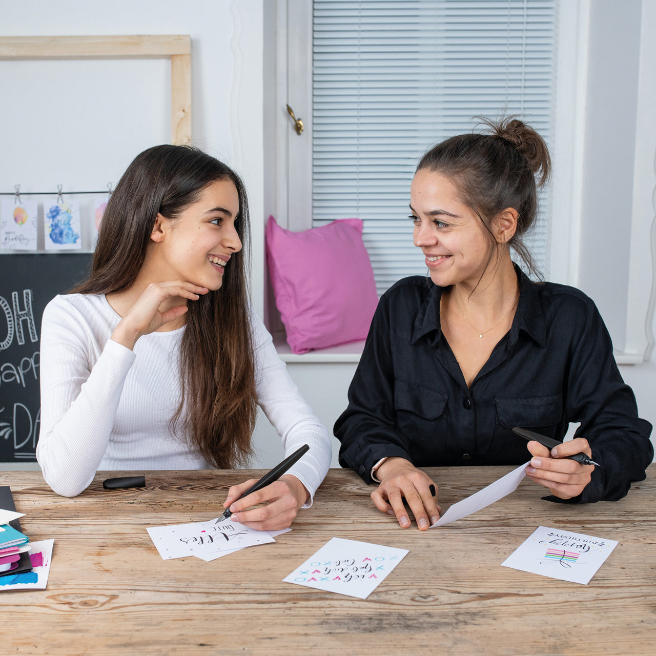 Pelikan-Twist-Calligraphy-Fueller-schwarz-Schoenschreibfueller-anwendung-lafueliki